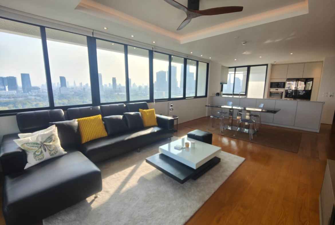 Spacious 2-bed 115 SQM condo at Lake Green, 20th floor, fully renovated, park view. Rent 85K/month. Move-in ready. Contact now for a viewing!