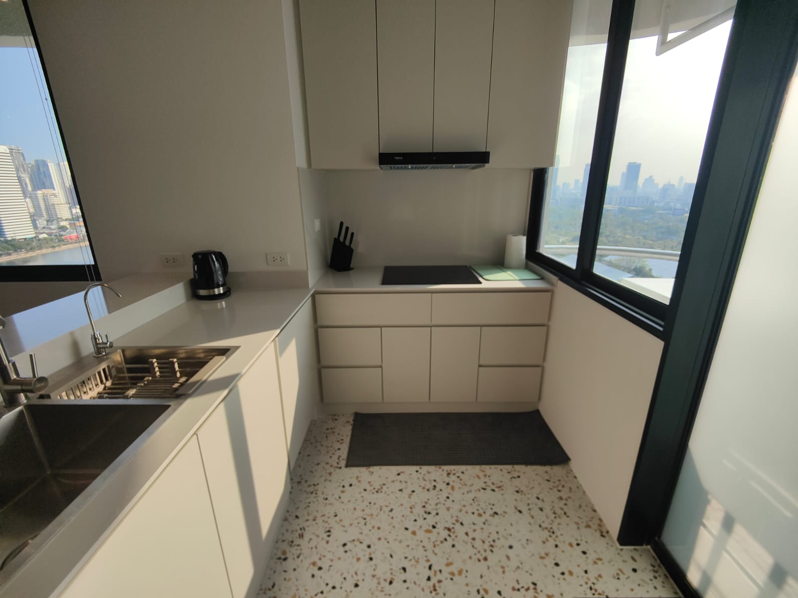 Spacious 2-bed 115 SQM condo at Lake Green, 20th floor, fully renovated, park view. Rent 85K/month. Move-in ready. Contact now for a viewing!