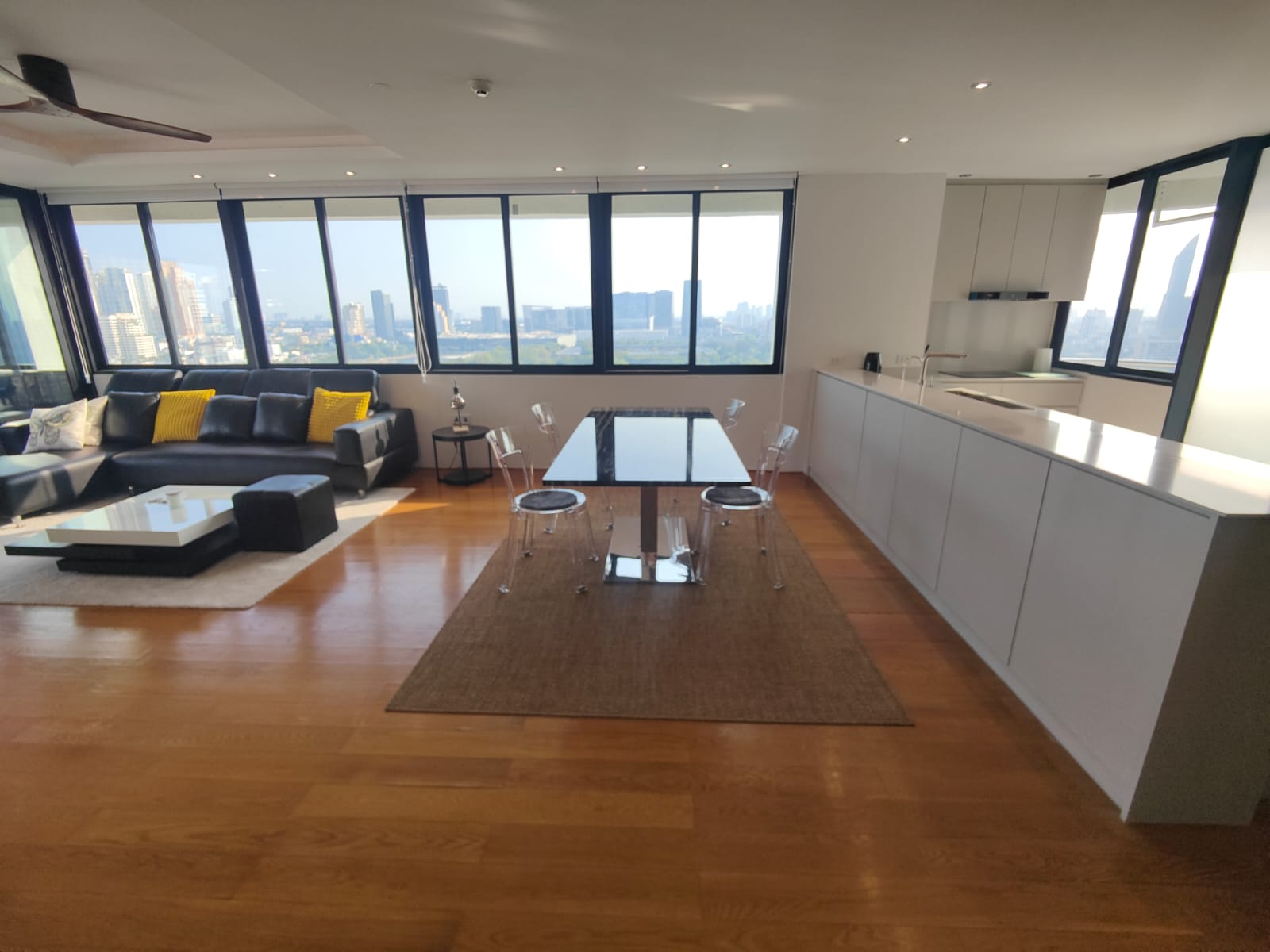 Spacious 2-bed 115 SQM condo at Lake Green, 20th floor, fully renovated, park view. Rent 85K/month. Move-in ready. Contact now for a viewing!