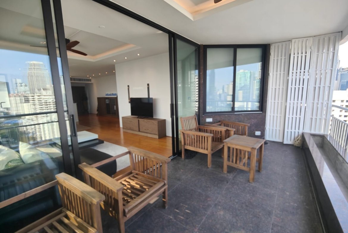 Spacious 2-bed 115 SQM condo at Lake Green, 20th floor, fully renovated, park view. Rent 85K/month. Move-in ready. Contact now for a viewing!