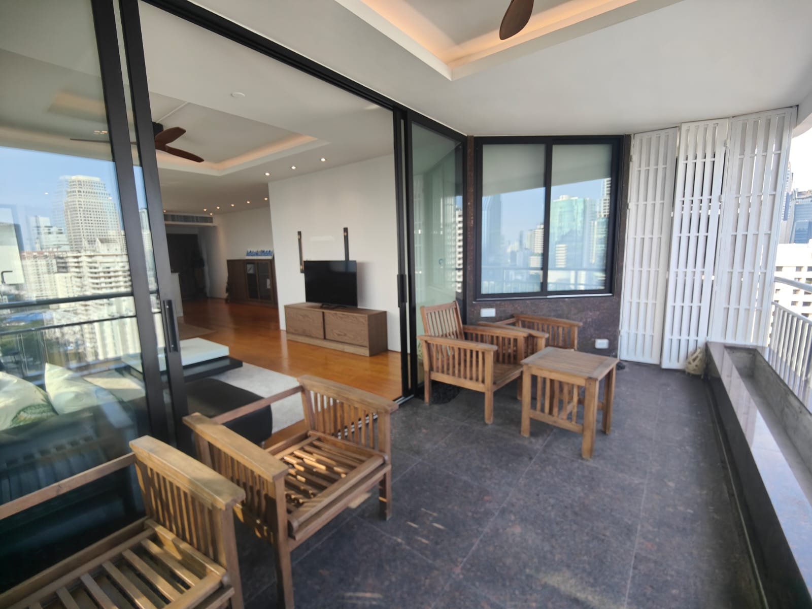 Spacious 2-bed 115 SQM condo at Lake Green, 20th floor, fully renovated, park view. Rent 85K/month. Move-in ready. Contact now for a viewing!