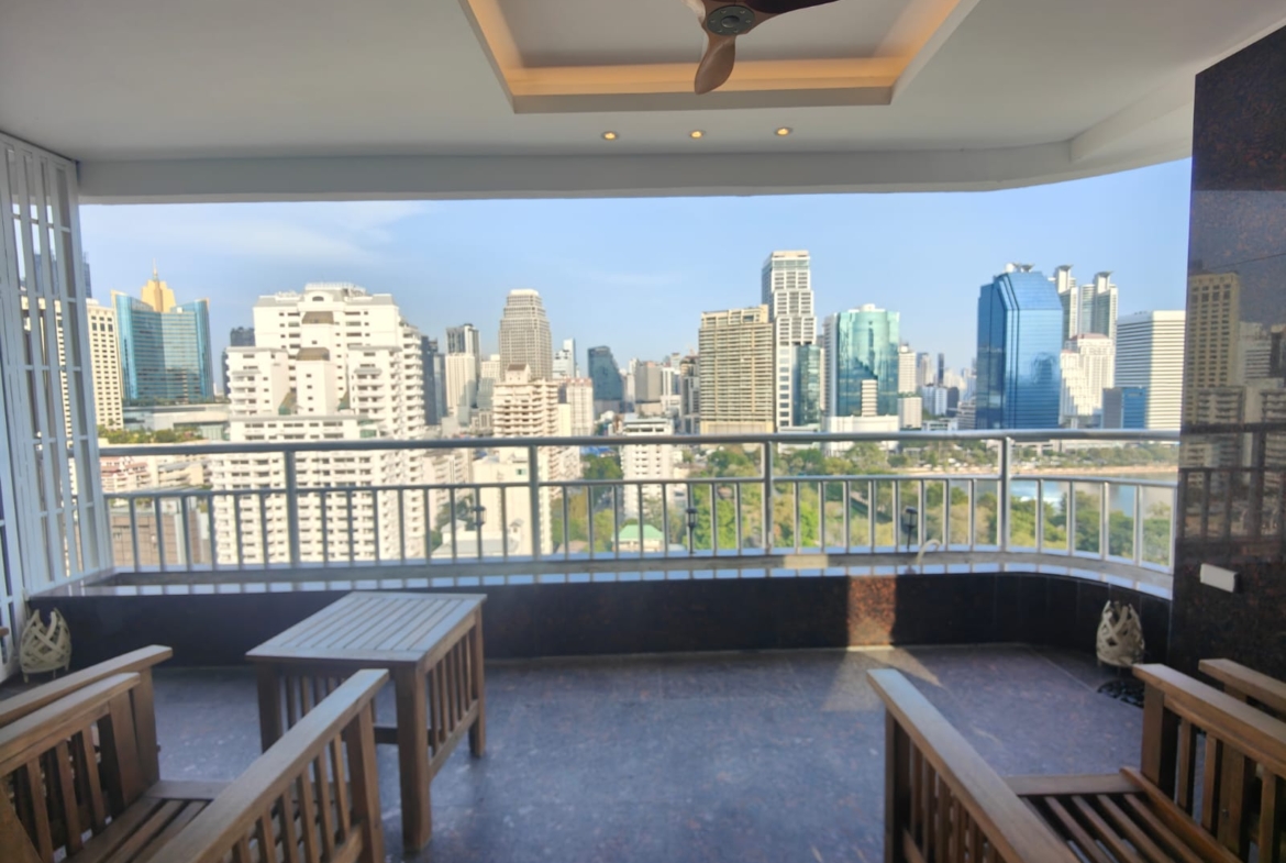 Spacious 2-bed 115 SQM condo at Lake Green, 20th floor, fully renovated, park view. Rent 85K/month. Move-in ready. Contact now for a viewing!