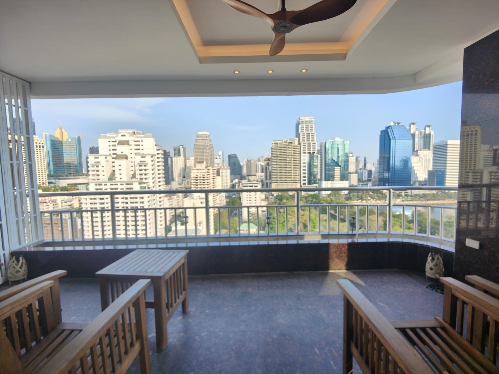 Spacious 2-bed 115 SQM condo at Lake Green, 20th floor, fully renovated, park view. Rent 85K/month. Move-in ready. Contact now for a viewing!