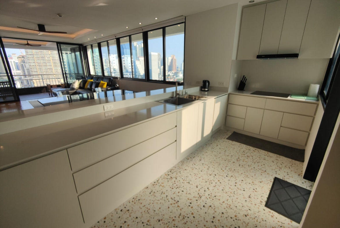 Spacious 2-bed 115 SQM condo at Lake Green, 20th floor, fully renovated, park view. Rent 85K/month. Move-in ready. Contact now for a viewing!