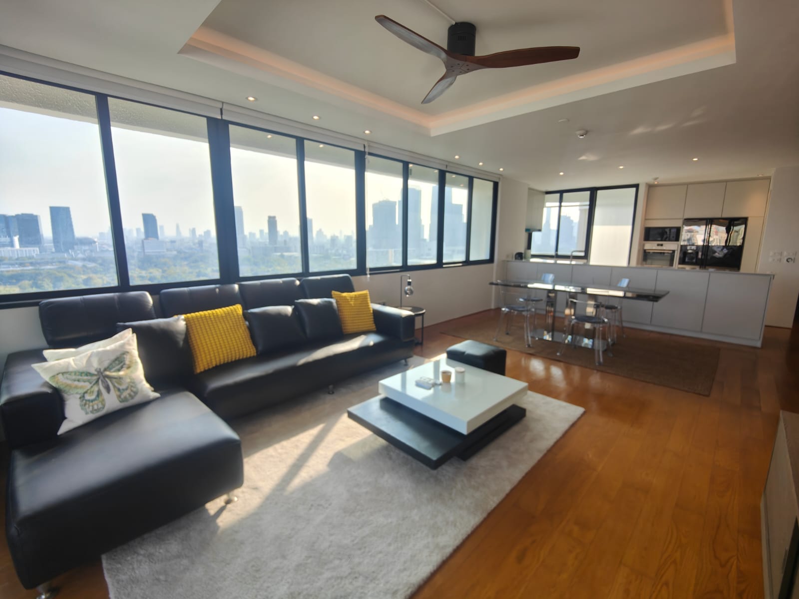 Spacious 2-bed 115 SQM condo at Lake Green, 20th floor, fully renovated, park view. Rent 85K/month. Move-in ready. Contact now for a viewing!