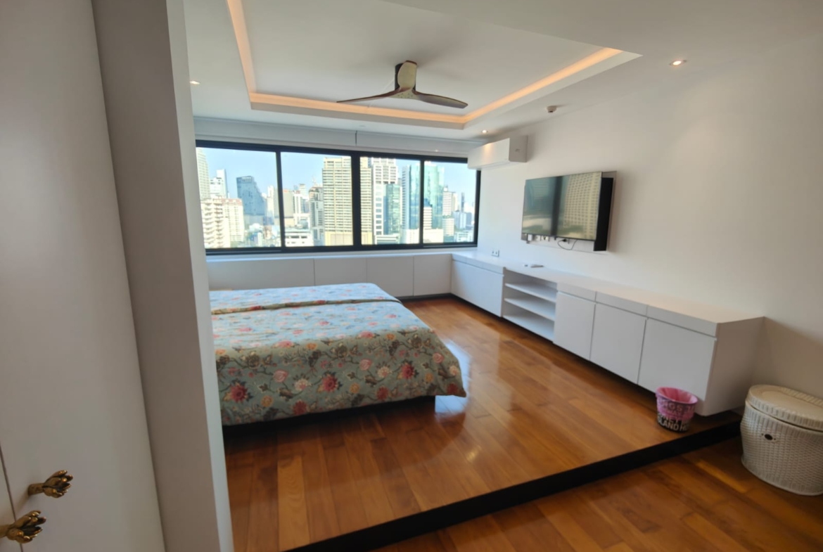 Spacious 2-bed 115 SQM condo at Lake Green, 20th floor, fully renovated, park view. Rent 85K/month. Move-in ready. Contact now for a viewing!
