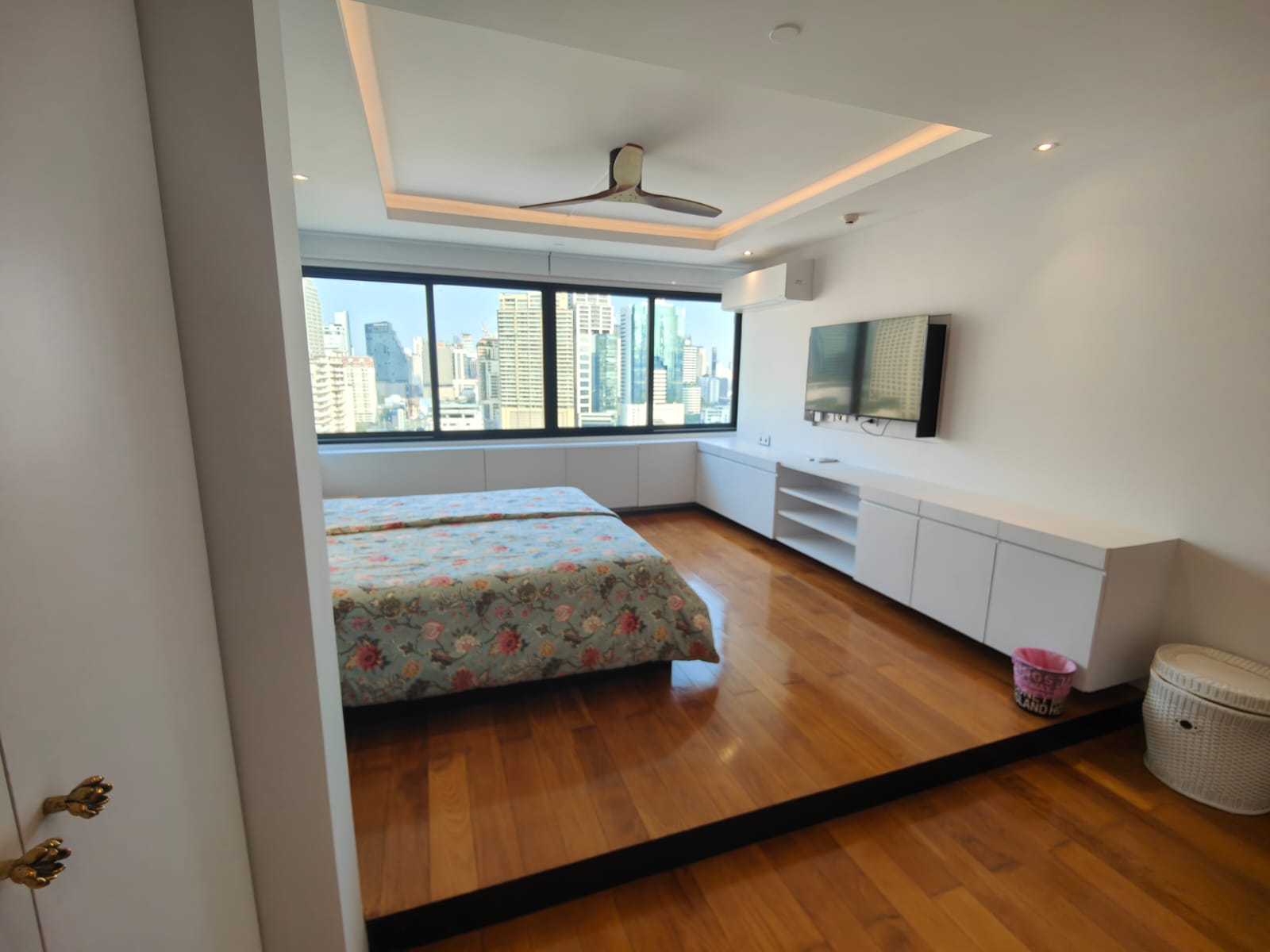 Spacious 2-bed 115 SQM condo at Lake Green, 20th floor, fully renovated, park view. Rent 85K/month. Move-in ready. Contact now for a viewing!