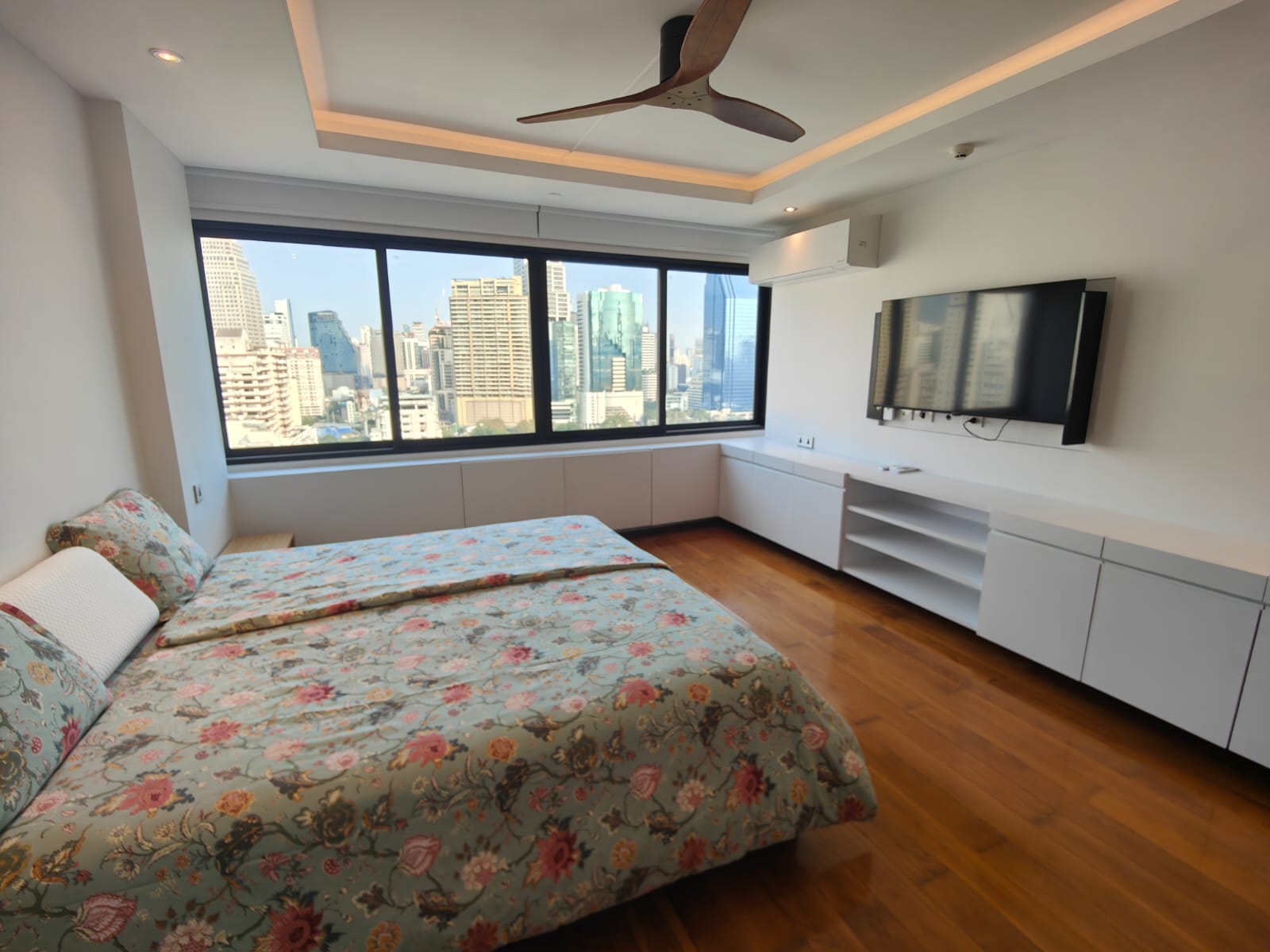 Spacious 2-bed 115 SQM condo at Lake Green, 20th floor, fully renovated, park view. Rent 85K/month. Move-in ready. Contact now for a viewing!