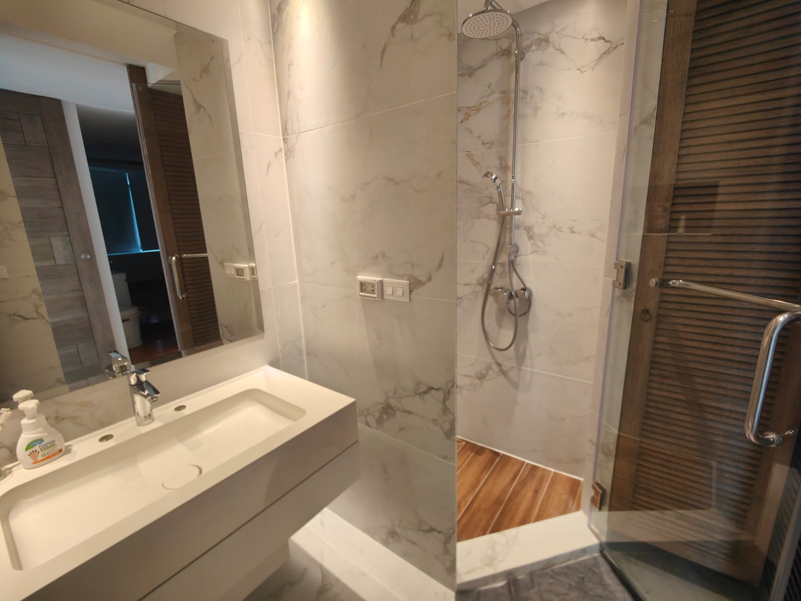 Spacious 2-bed 115 SQM condo at Lake Green, 20th floor, fully renovated, park view. Rent 85K/month. Move-in ready. Contact now for a viewing!