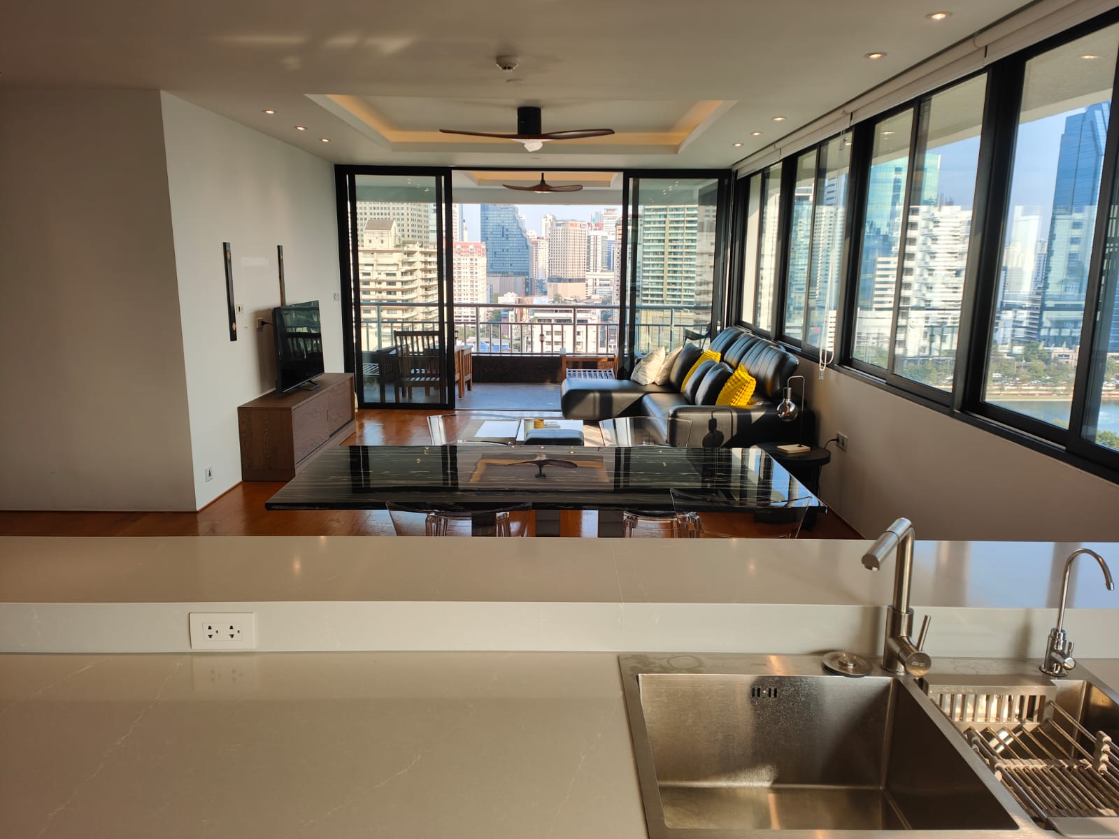 Spacious 2-bed 115 SQM condo at Lake Green, 20th floor, fully renovated, park view. Rent 85K/month. Move-in ready. Contact now for a viewing!