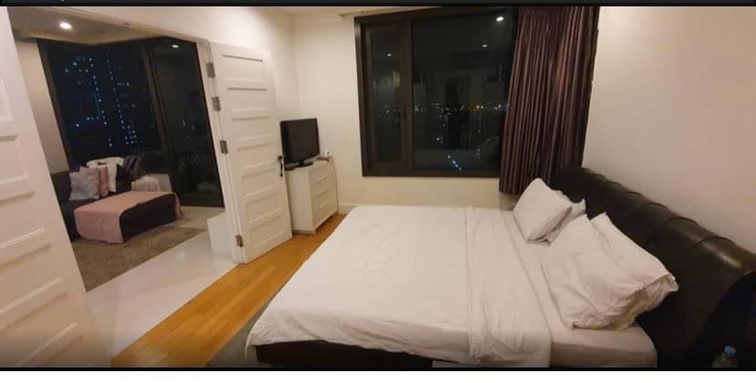 Luxury 1-bed 53 SQM condo at Aguston Sukhumvit 22. Rent 32K/month or buy for 7.5M THB. High floor, premium facilities. Contact now for a viewing!
