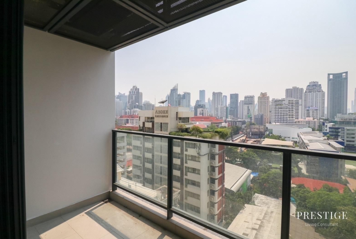 Spacious 4-bedroom, 176 sqm condo at The Lofts Asoke for rent at 145,000 THB/month. High-end facilities, prime Sukhumvit location near MRT Phetchaburi.