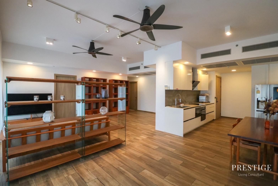 Spacious 4-bedroom, 176 sqm condo at The Lofts Asoke for rent at 145,000 THB/month. High-end facilities, prime Sukhumvit location near MRT Phetchaburi.