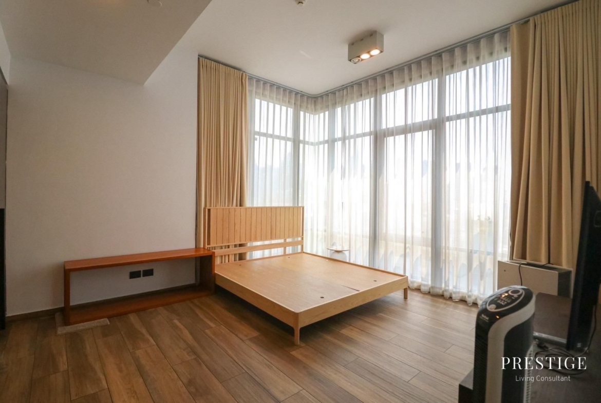 Spacious 4-bedroom, 176 sqm condo at The Lofts Asoke for rent at 145,000 THB/month. High-end facilities, prime Sukhumvit location near MRT Phetchaburi.