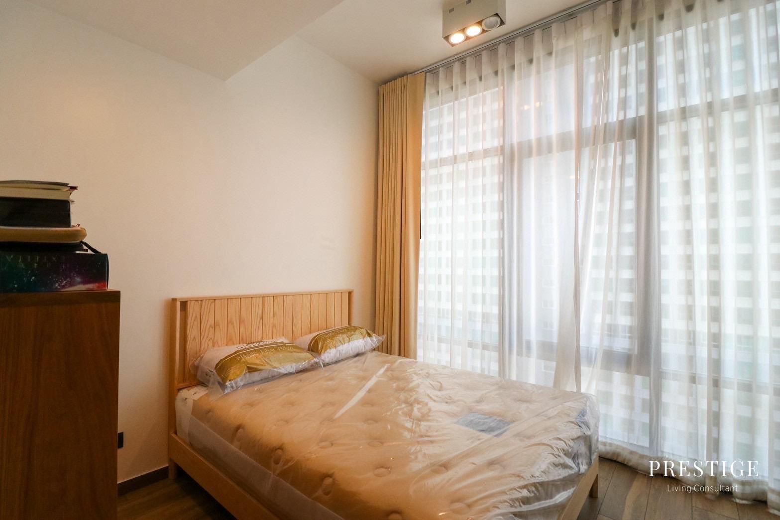 Spacious 4-bedroom, 176 sqm condo at The Lofts Asoke for rent at 145,000 THB/month. High-end facilities, prime Sukhumvit location near MRT Phetchaburi.