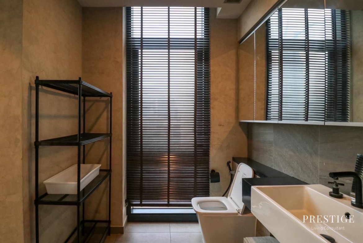 Spacious 4-bedroom, 176 sqm condo at The Lofts Asoke for rent at 145,000 THB/month. High-end facilities, prime Sukhumvit location near MRT Phetchaburi.