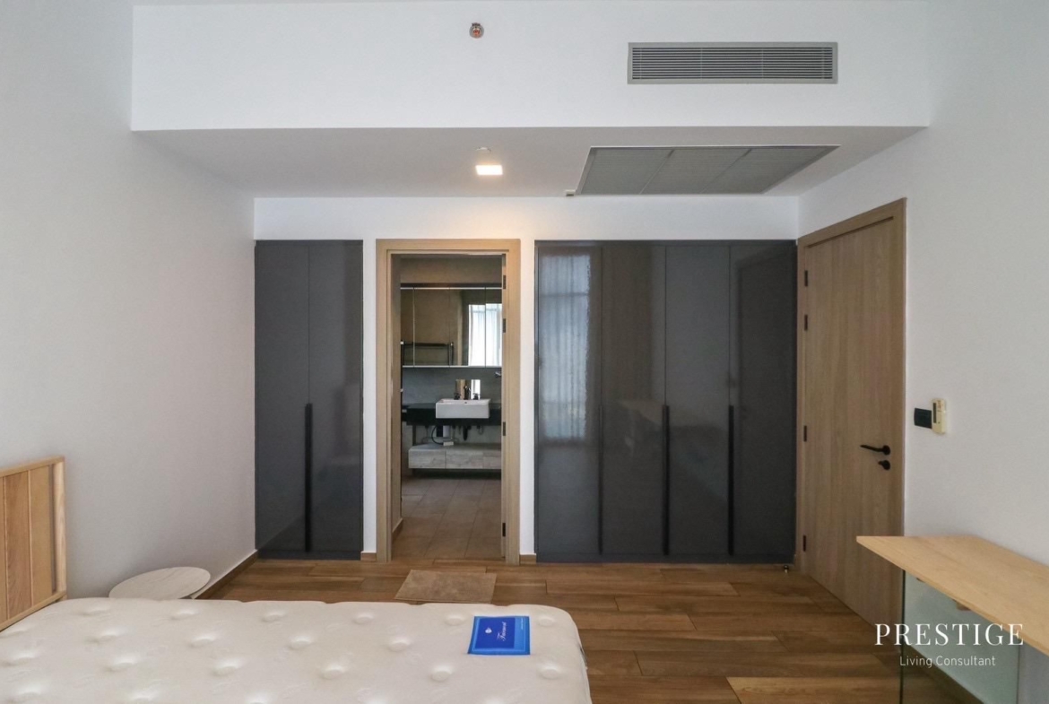Spacious 4-bedroom, 176 sqm condo at The Lofts Asoke for rent at 145,000 THB/month. High-end facilities, prime Sukhumvit location near MRT Phetchaburi.