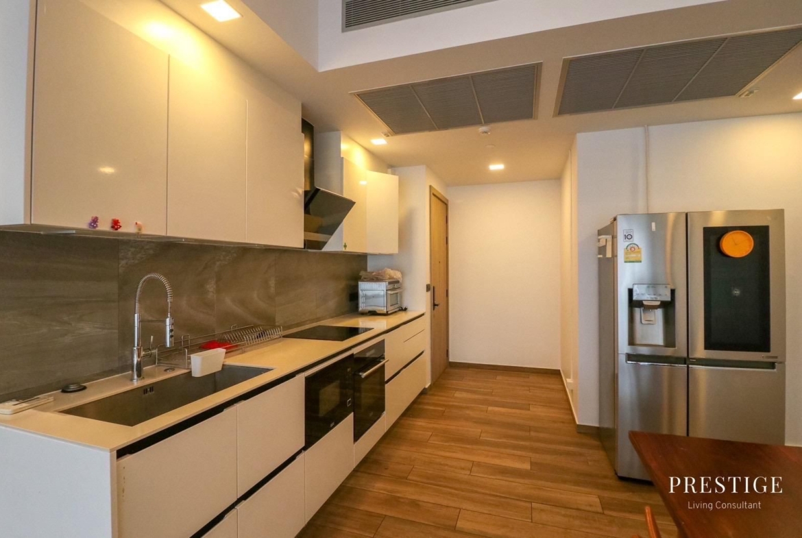 Spacious 4-bedroom, 176 sqm condo at The Lofts Asoke for rent at 145,000 THB/month. High-end facilities, prime Sukhumvit location near MRT Phetchaburi.