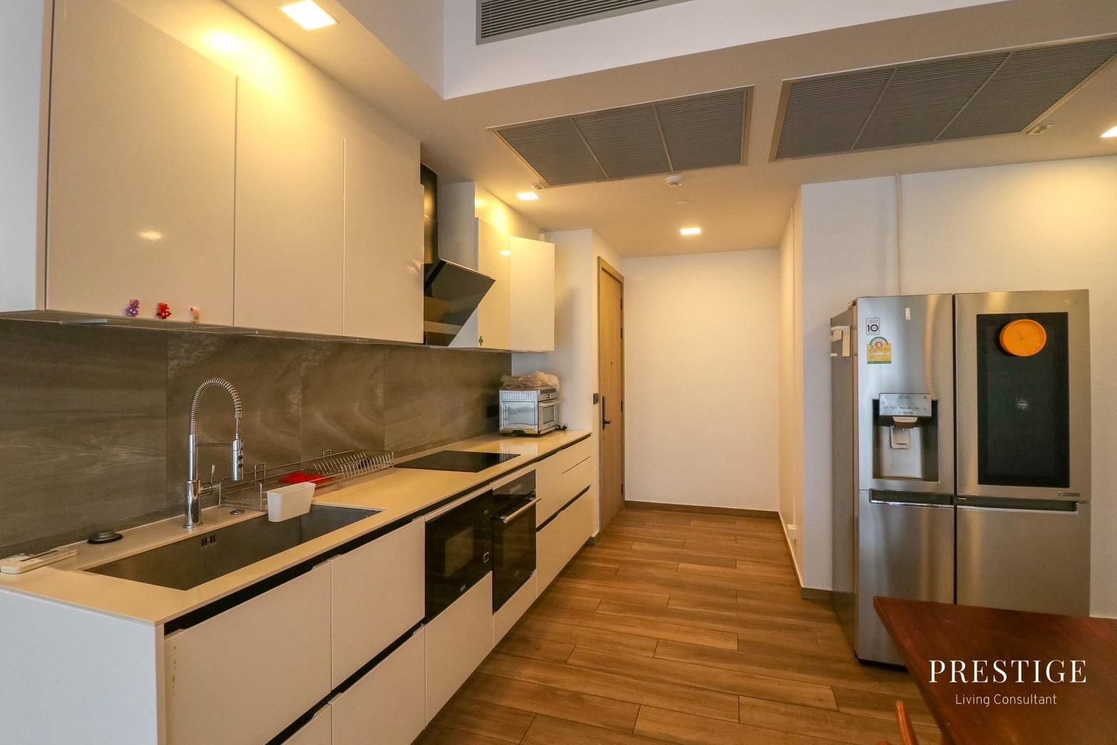 Spacious 4-bedroom, 176 sqm condo at The Lofts Asoke for rent at 145,000 THB/month. High-end facilities, prime Sukhumvit location near MRT Phetchaburi.