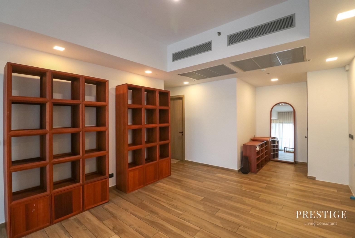 Spacious 4-bedroom, 176 sqm condo at The Lofts Asoke for rent at 145,000 THB/month. High-end facilities, prime Sukhumvit location near MRT Phetchaburi.