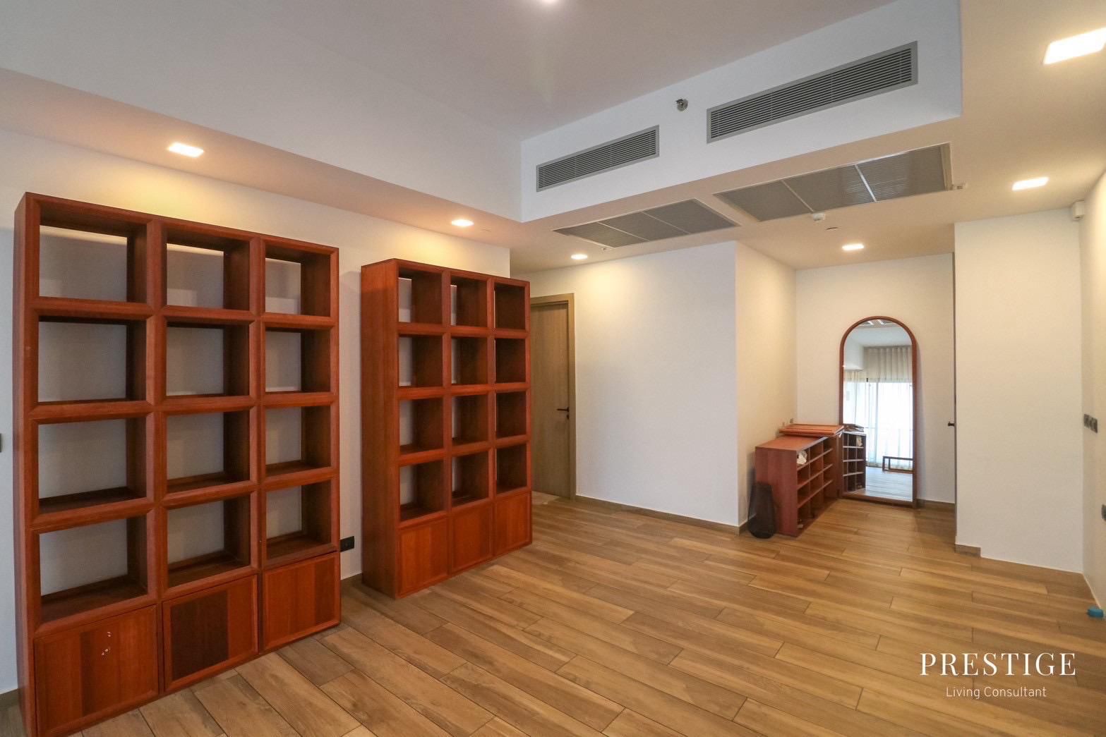 Spacious 4-bedroom, 176 sqm condo at The Lofts Asoke for rent at 145,000 THB/month. High-end facilities, prime Sukhumvit location near MRT Phetchaburi.