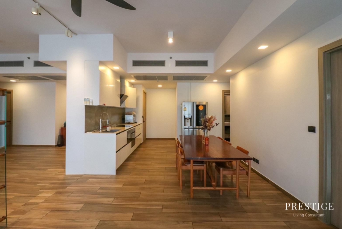 Spacious 4-bedroom, 176 sqm condo at The Lofts Asoke for rent at 145,000 THB/month. High-end facilities, prime Sukhumvit location near MRT Phetchaburi.