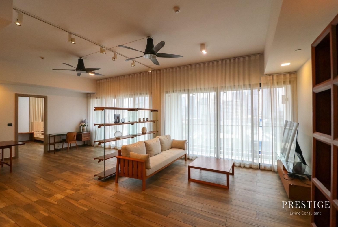 Spacious 4-bedroom, 176 sqm condo at The Lofts Asoke for rent at 145,000 THB/month. High-end facilities, prime Sukhumvit location near MRT Phetchaburi.