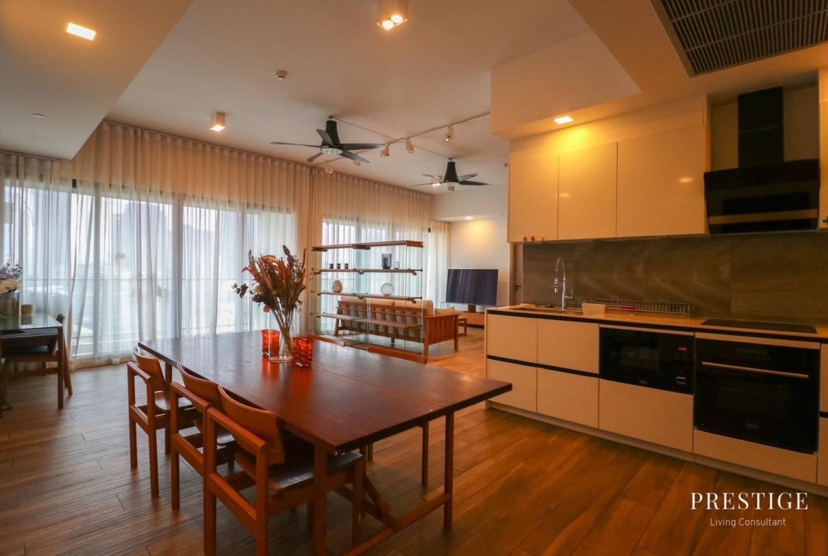 Spacious 4-bedroom, 176 sqm condo at The Lofts Asoke for rent at 145,000 THB/month. High-end facilities, prime Sukhumvit location near MRT Phetchaburi.