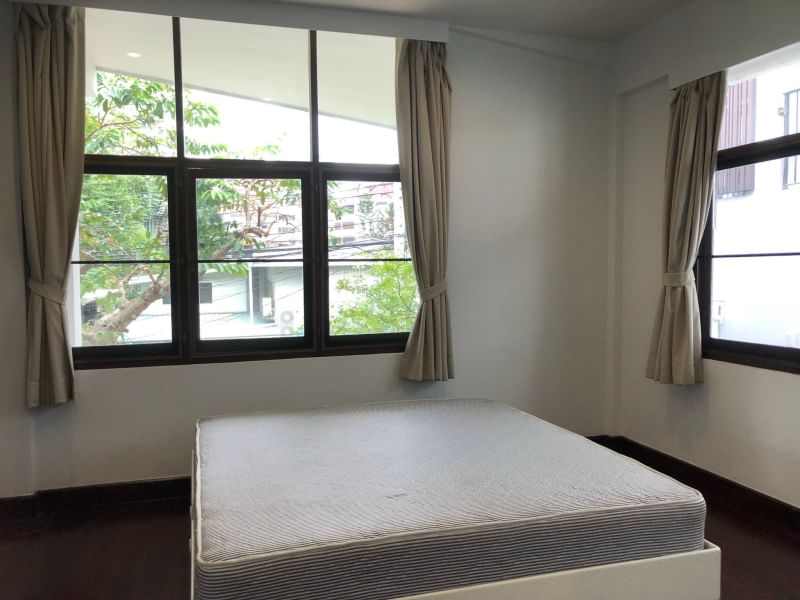 Spacious 3-bedroom house with a study, maid’s room, and 380 sqm of living space. Prime location, ideal for families. For rent at 150,000 THB/month.