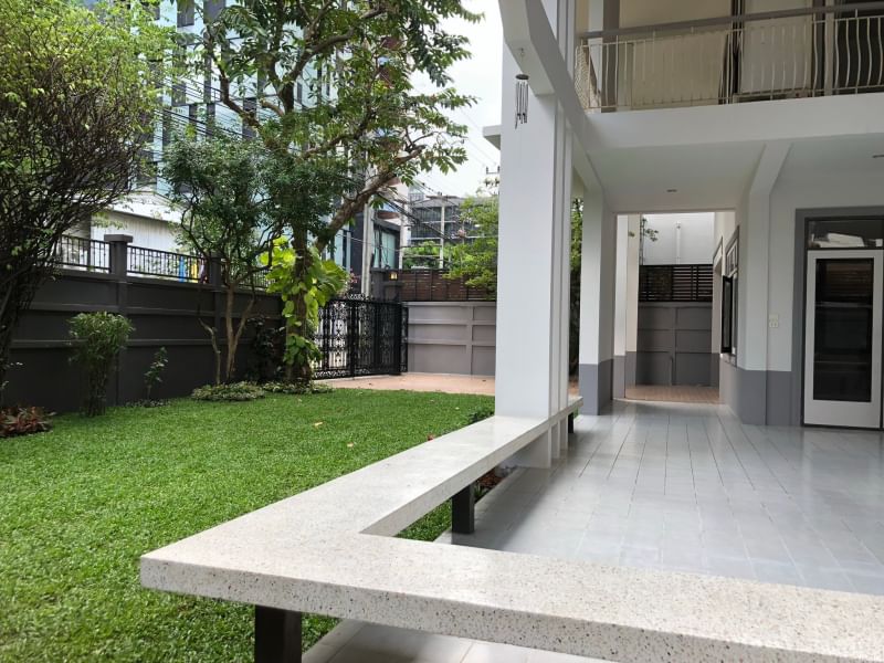 Spacious 3-bedroom house with a study, maid’s room, and 380 sqm of living space. Prime location, ideal for families. For rent at 150,000 THB/month.