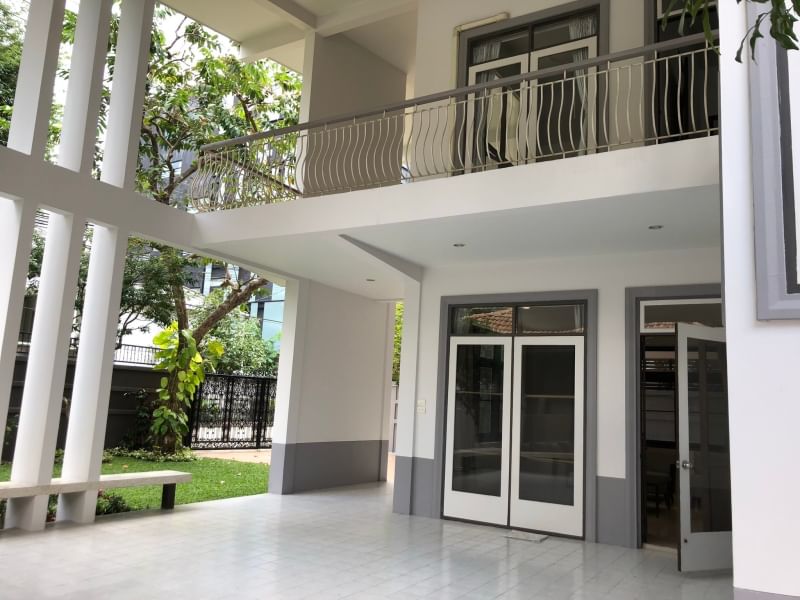 Spacious 3-bedroom house with a study, maid’s room, and 380 sqm of living space. Prime location, ideal for families. For rent at 150,000 THB/month.