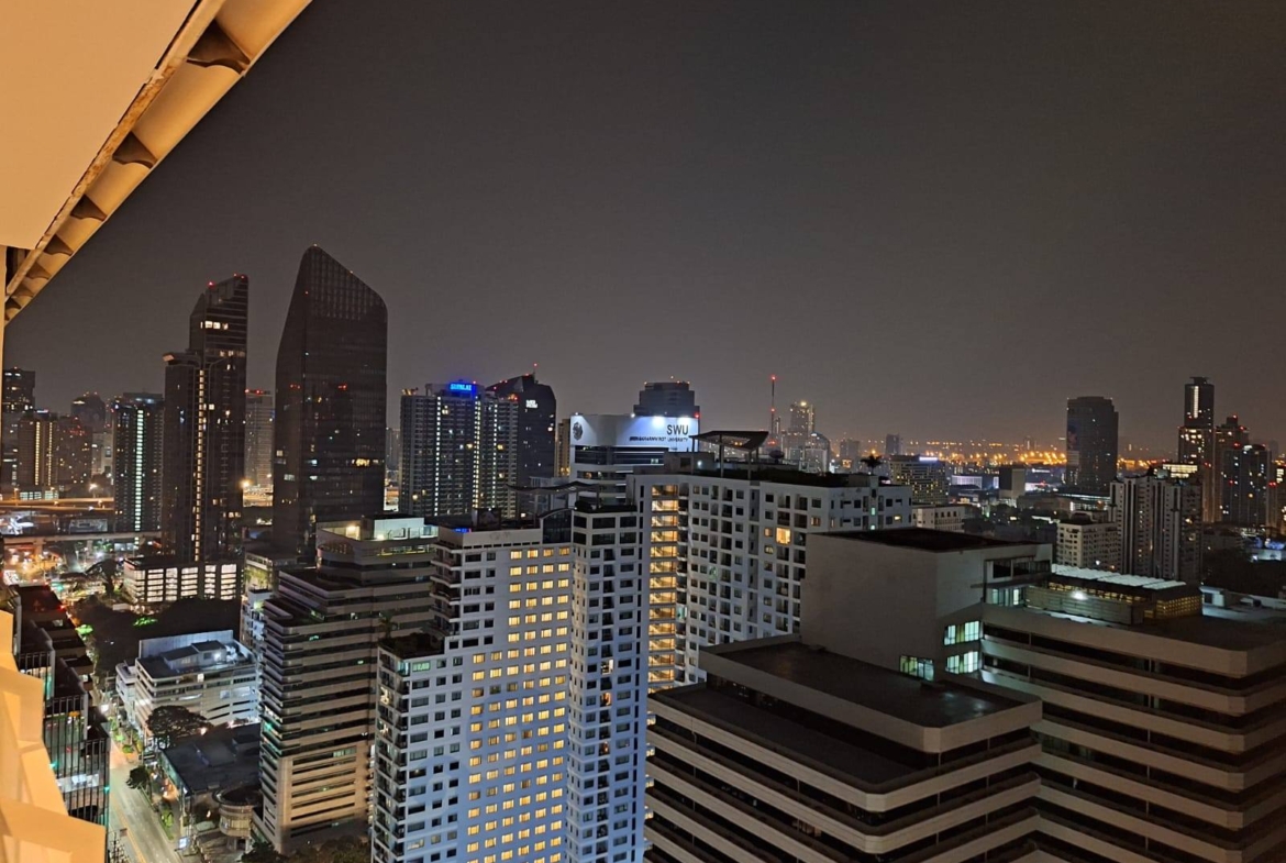 High-floor 2-bed, 3-bath 101 sqm unit at Grand Park View Asoke with wraparound balcony, Western kitchen, 2 parking. For rent at 49K/month. Inquire today!
