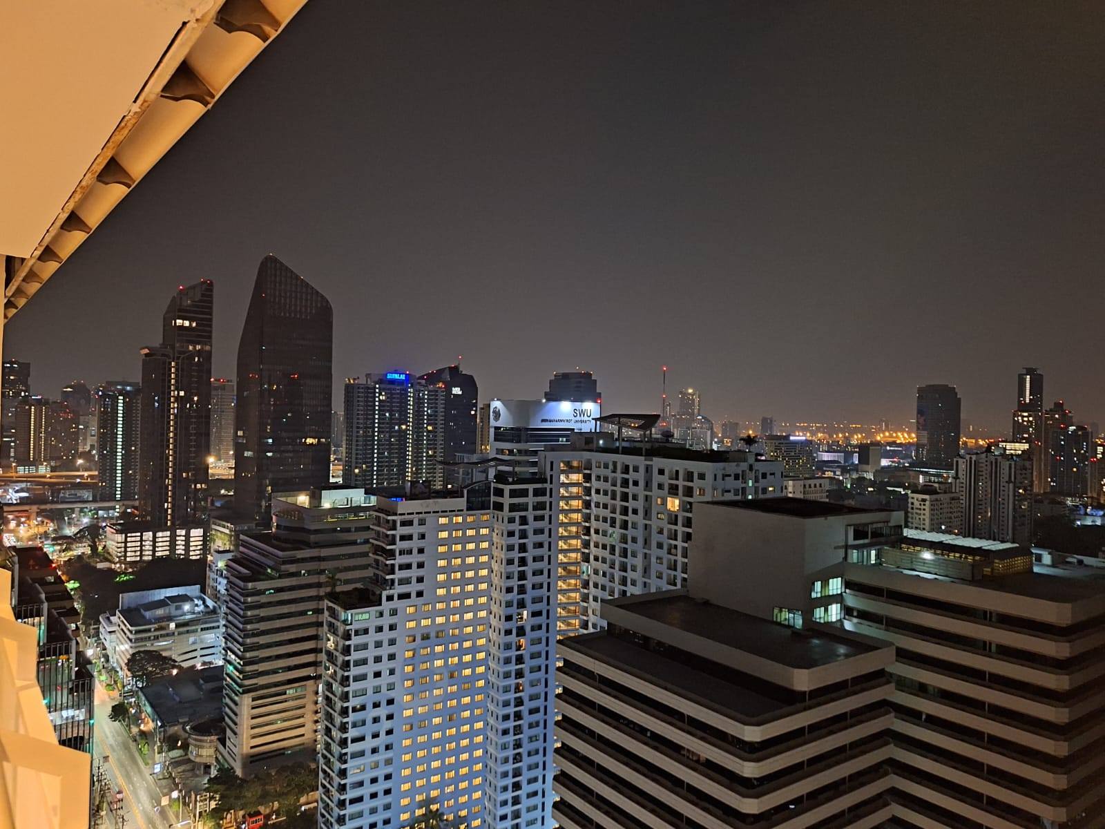 High-floor 2-bed, 3-bath 101 sqm unit at Grand Park View Asoke with wraparound balcony, Western kitchen, 2 parking. For rent at 49K/month. Inquire today!