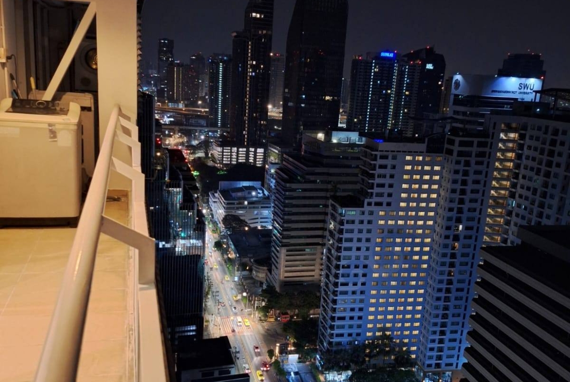 High-floor 2-bed, 3-bath 101 sqm unit at Grand Park View Asoke with wraparound balcony, Western kitchen, 2 parking. For rent at 49K/month. Inquire today!