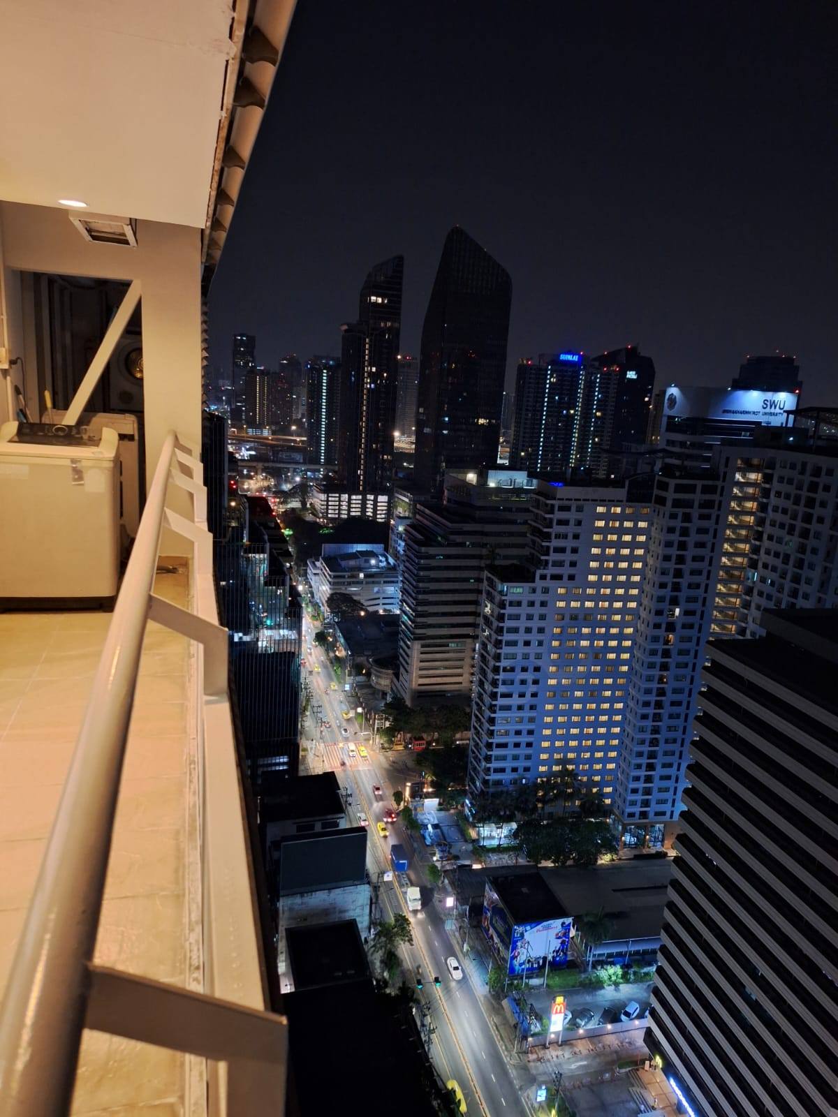 High-floor 2-bed, 3-bath 101 sqm unit at Grand Park View Asoke with wraparound balcony, Western kitchen, 2 parking. For rent at 49K/month. Inquire today!