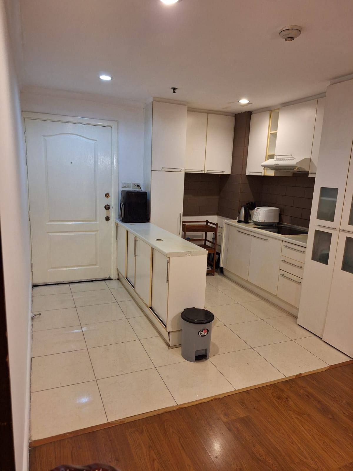 High-floor 2-bed, 3-bath 101 sqm unit at Grand Park View Asoke with wraparound balcony, Western kitchen, 2 parking. For rent at 49K/month. Inquire today!