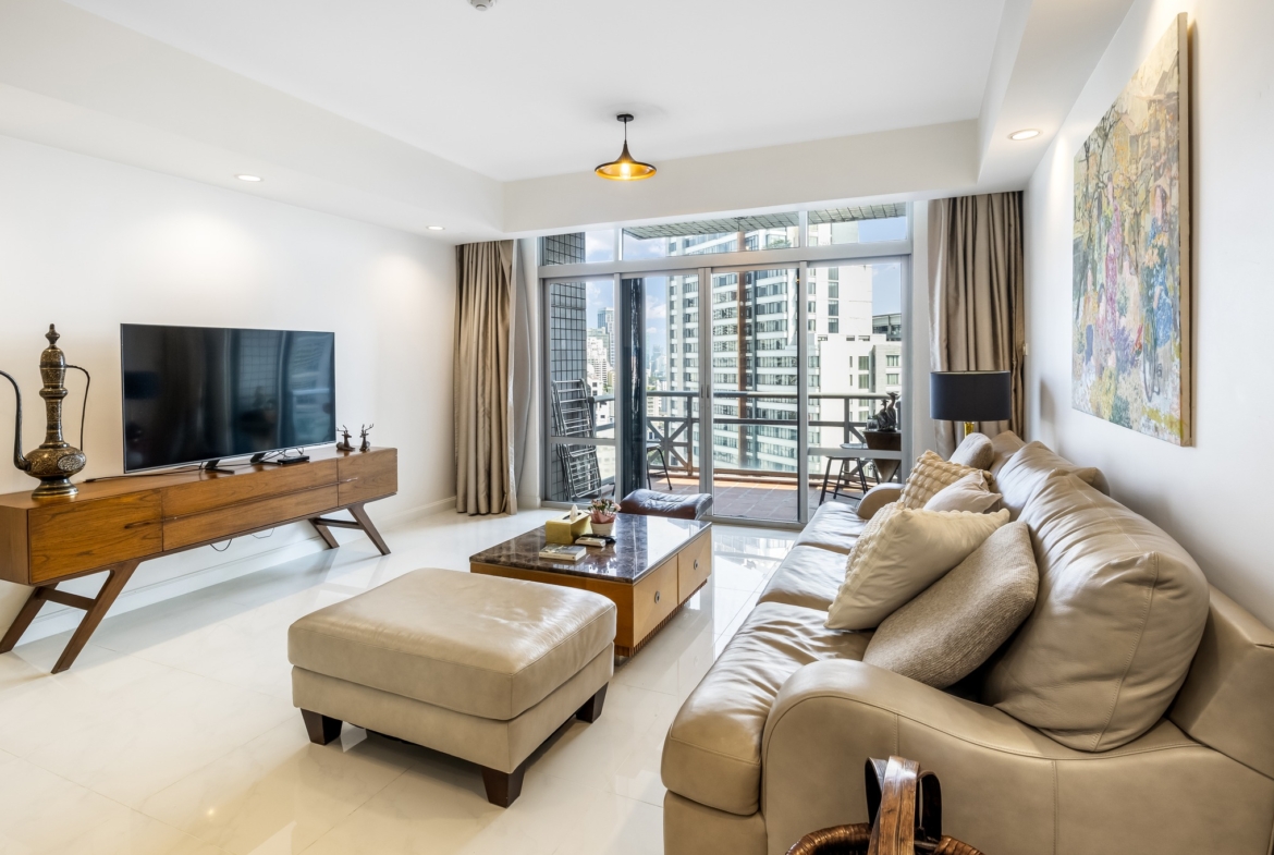 Spacious 2+1-bedroom condo at All Seasons Mansion, 137 sqm, fully furnished, newly renovated, prime city center. Rent for THB 78,000/month. Contact for viewing.