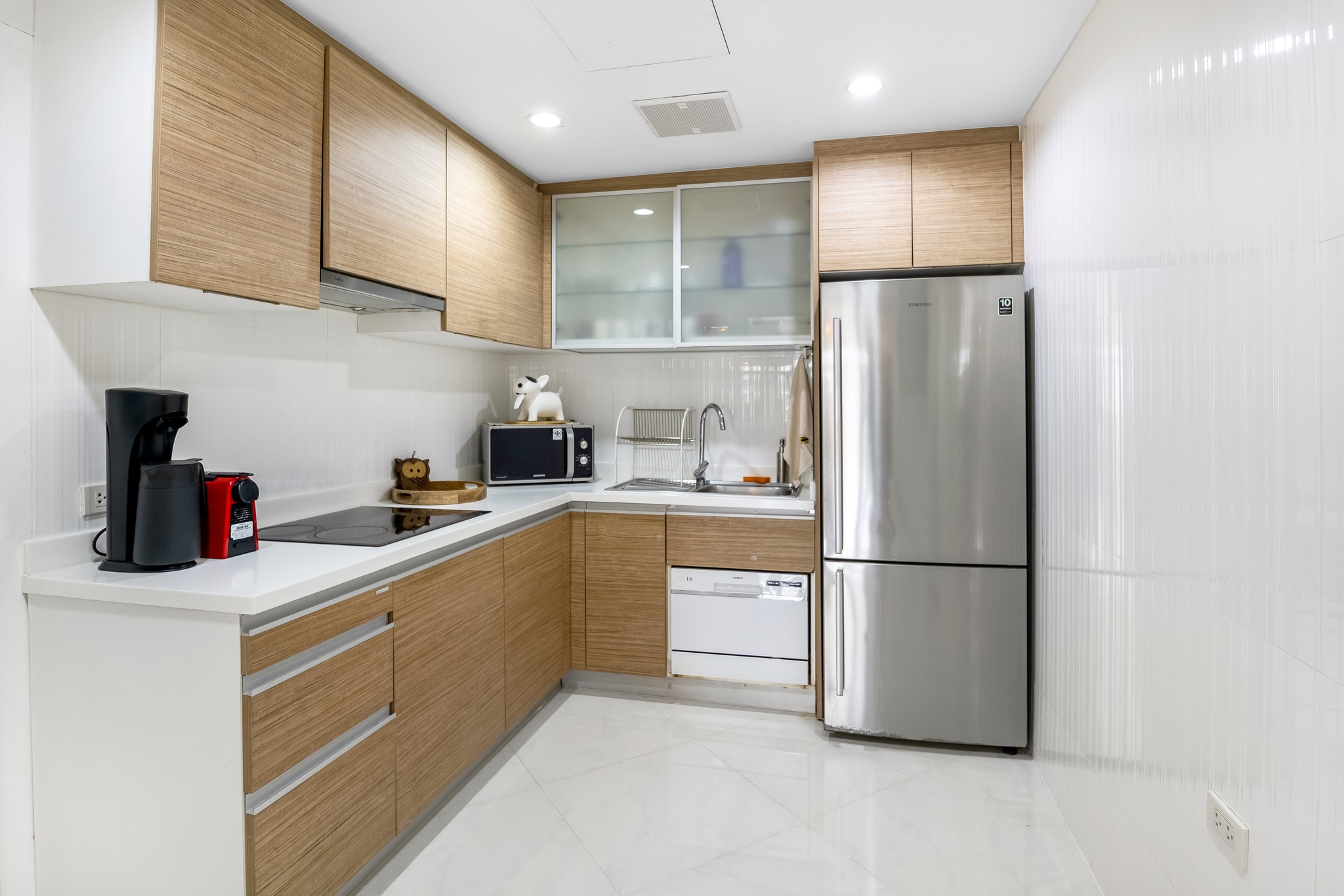 Spacious 2+1-bedroom condo at All Seasons Mansion, 137 sqm, fully furnished, newly renovated, prime city center. Rent for THB 78,000/month. Contact for viewing.