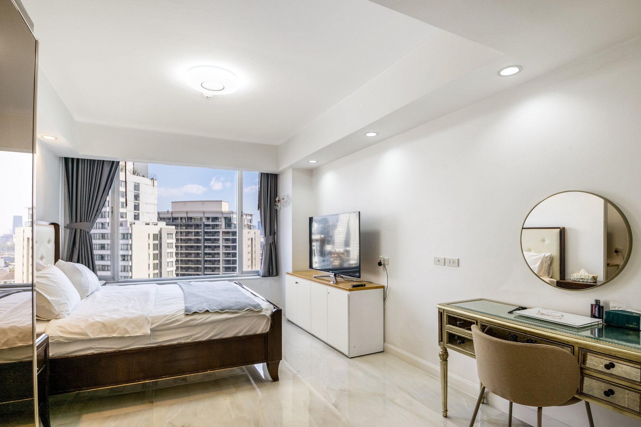 Spacious 2+1-bedroom condo at All Seasons Mansion, 137 sqm, fully furnished, newly renovated, prime city center. Rent for THB 78,000/month. Contact for viewing.