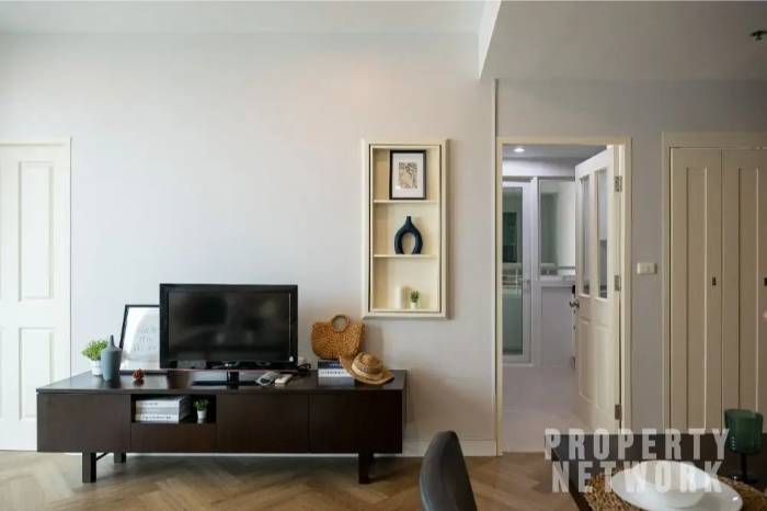 Spacious 1-bed, 1-bath 61 sqm unit on 14th floor at Siri Residence. Features 2 balconies and closed kitchen. For sale at ฿10.5M. Contact us for a viewing today!