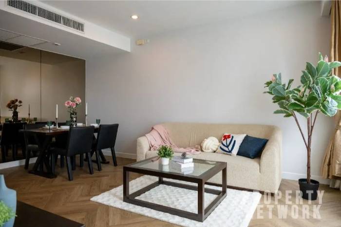 Spacious 1-bed, 1-bath 61 sqm unit on 14th floor at Siri Residence. Features 2 balconies and closed kitchen. For sale at ฿10.5M. Contact us for a viewing today!