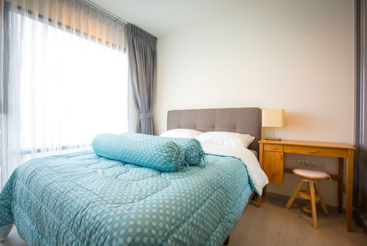 Modern 1-bedroom condo in Thonglor, 33 sqm, 19th floor, pool view. For rent at 22K/month or for sale at 6.6M THB. Fully furnished and ready to move in.