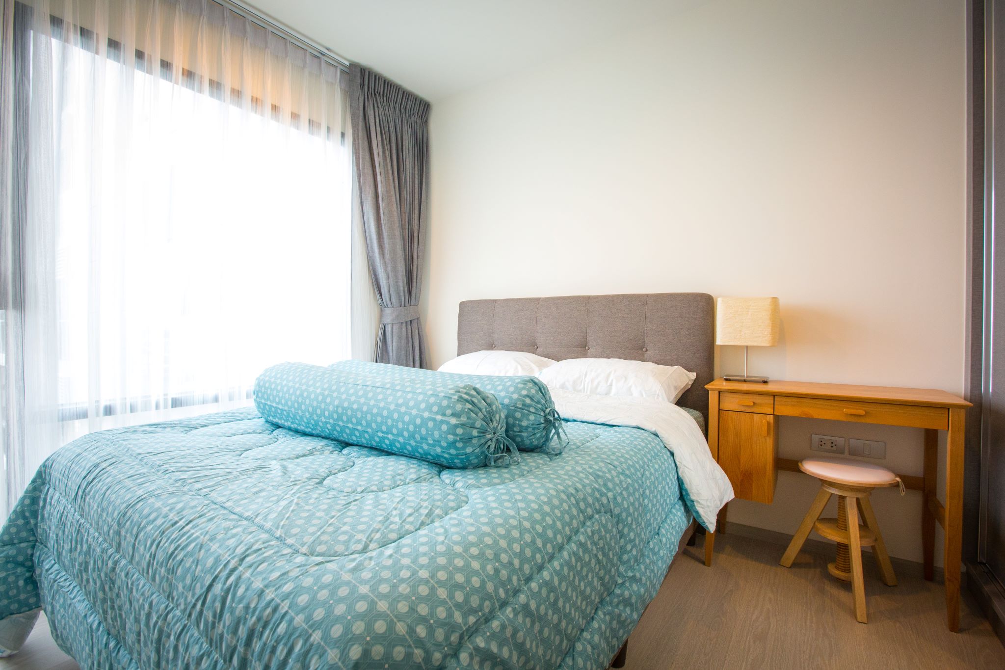Modern 1-bedroom condo in Thonglor, 33 sqm, 19th floor, pool view. For rent at 22K/month or for sale at 6.6M THB. Fully furnished and ready to move in.