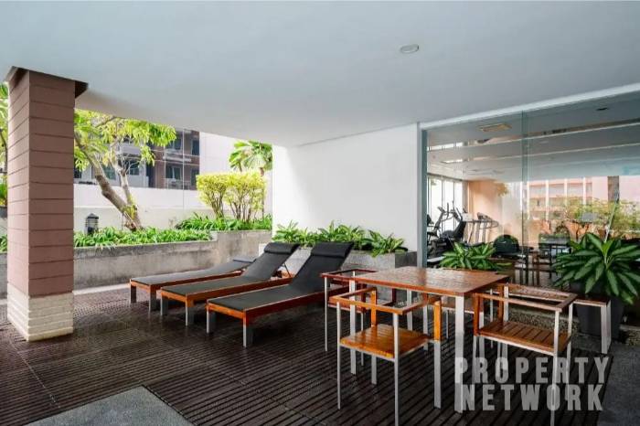 Spacious 1-bed, 1-bath 61 sqm unit on 14th floor at Siri Residence. Features 2 balconies and closed kitchen. For sale at ฿10.5M. Contact us for a viewing today!
