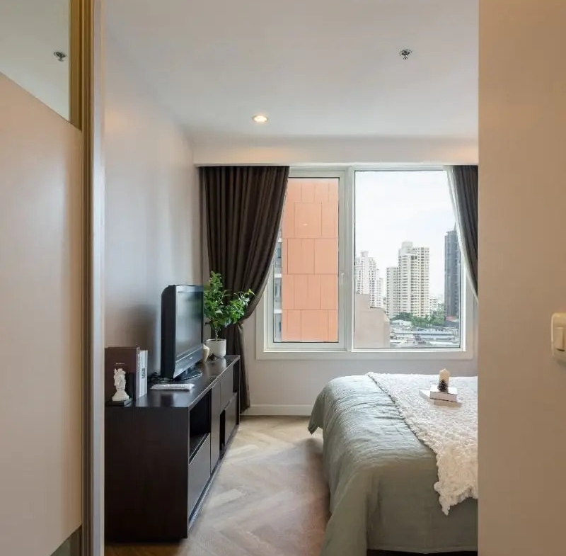 Luxury 1-bedroom condo in Siri Residence, 61 sqm, 14th floor, 2 balconies, 200m from Phrom Phong BTS. For sale at 10.5M THB. Prime location!