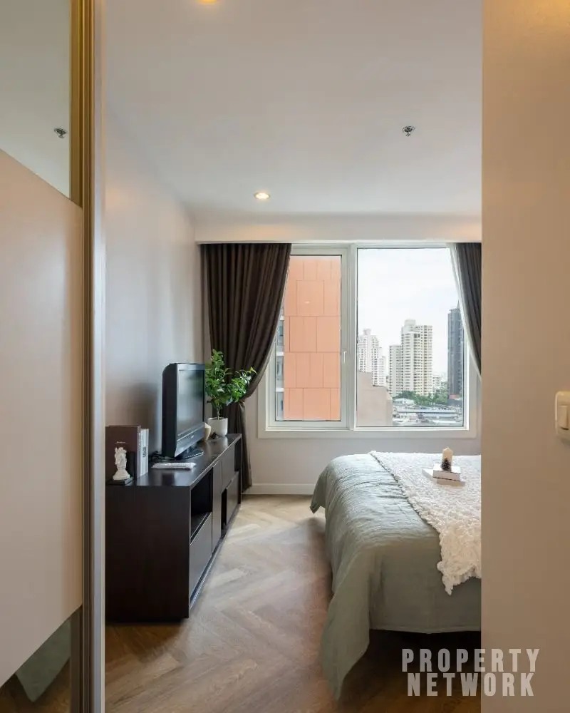 Luxury 1-bedroom condo in Siri Residence, 61 sqm, 14th floor, 2 balconies, 200m from Phrom Phong BTS. For sale at 10.5M THB. Prime location!