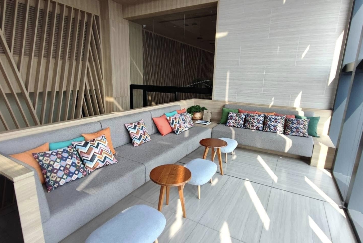 Stylish 1-bed 1-bath condo at Oka Haus Sukhumvit 36, 34.27 sqm, 30th floor river view. For sale at 5.2M. Modern amenities and prime location.