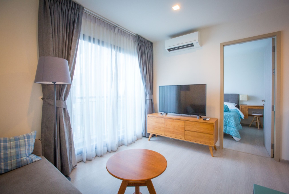 Modern 1-bedroom condo in Thonglor, 33 sqm, 19th floor, pool view. For rent at 22K/month or for sale at 6.6M THB. Fully furnished and ready to move in.