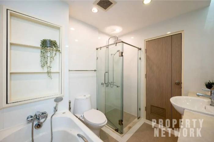 Spacious 1-bed, 1-bath 61 sqm unit on 14th floor at Siri Residence. Features 2 balconies and closed kitchen. For sale at ฿10.5M. Contact us for a viewing today!