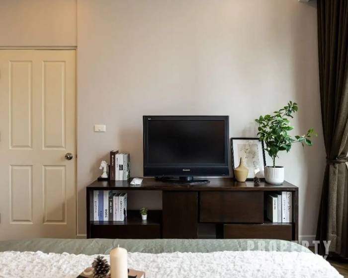Spacious 1-bed, 1-bath 61 sqm unit on 14th floor at Siri Residence. Features 2 balconies and closed kitchen. For sale at ฿10.5M. Contact us for a viewing today!